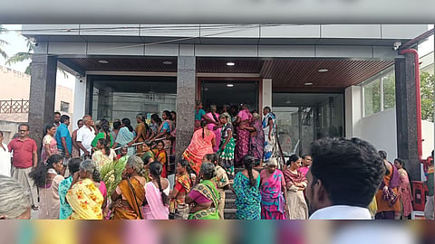 Relatives of the seven-year-old girl Kaviksha protesting at the hospital in Namakkal on September 6.
