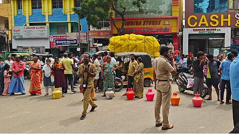 Kodungaiyur residents sit with empty pots on the road to highlight Metro Water’s failure in supplying drinking water for 6 days in Kannadasan Nagar 