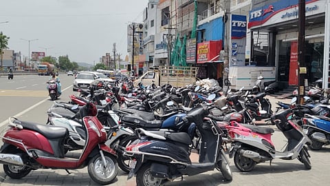 Vehicles parked along both sides of the Grand Southern Trunk (GST) Road