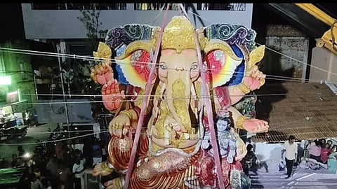 Officials removing 18-foot tall Vinayagar idol installed against the norms at Thuraiyur in Tiruchy