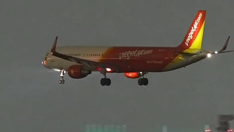 Viejet Air flight making final approach into Chennai.