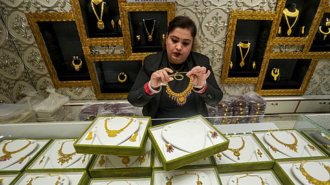 Gold falls Rs 900 to Rs 1.54 lakh per 10 gm amid weak global cues