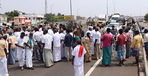 Protesting farmers blocking the Tiruchy-Thanjavur National Highway on Tuesday
