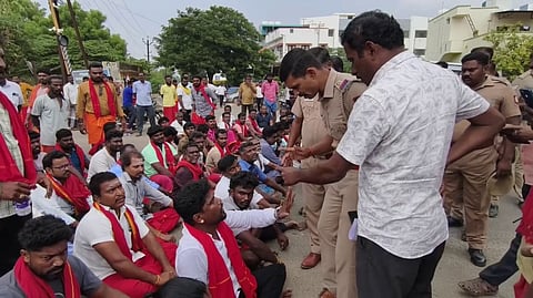 Police indulge in discussion with protesters who blocked the road in Athur near Tiruchendur

