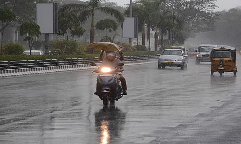 Chennai, districts receive showers as northeast monsoon onset nears; heavy rain forecast across TN
