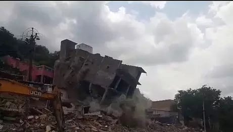 3 storey building dangerously collapses as it was demolished in Vellore