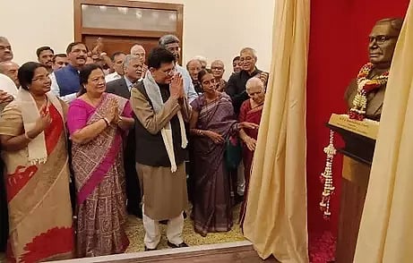 Union Minister Piyush Goyal unveiling the bust of first finance minister RK Shanmukham Chetty in Coimbatore on Thursday