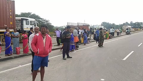 Lorries and people stranded at Hosur due to bandh in Bengaluru on Tuesday