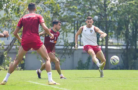 Forward Jordan Murray (R) during a training session