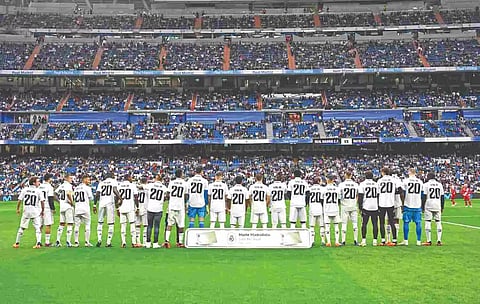 Real Madrid’s players wear the jersey of Vinicius Junior in the match against Rayo Vallecano.
