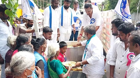The Vijay Makkal Iyakkam had organised 'Thalapathy Vijay One Day Lunch Service' to provide lunch to benefit the poor and needy people in Tamil Nadu as well as neighbouring states
