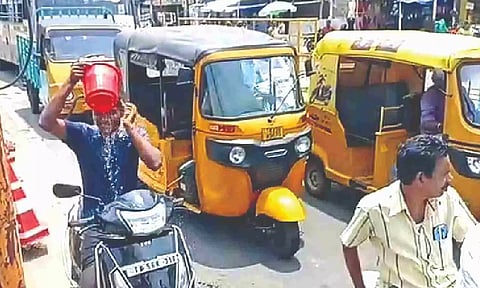 Erode youth fined for bathing on bike at traffic signal