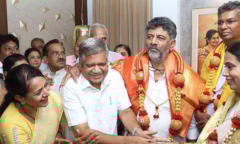 DK Shivakumar with Jagadish Shettar