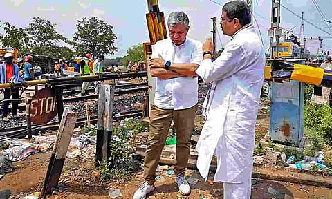 'Isn't non-compliance of CAG's '22 report enough reason for railways min to resign'