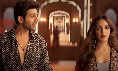 Kartik Aaryan, Kiara Advani in a still from Satyaprem Ki Katha trailer. (Screengrab)