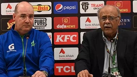 Pakistan's former head coach Mickey Arthur (L) and Pakistan Cricket Board's management committee chairman Najam Sethi (AFP)
