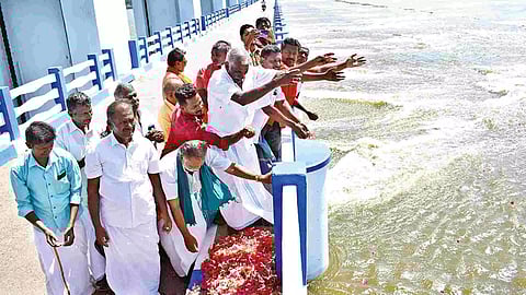 Farmers offering a floral welcome to Cauvery water at Mukkombu (Upper Anicut) in Tiruchy on Thursday
