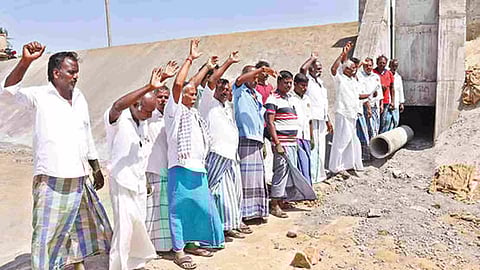 Farmers staging a stir at head of an irrigation drain of Grand Anicut canal in Thanjavur on Thursday
