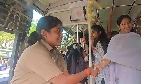 Sharmila with DMK MP Kanimozhi. (Daily Thanthi)