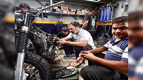 Rahul Gandhi with motorcycle mechanics (Photo: Rahul Gandhi/Facebook)