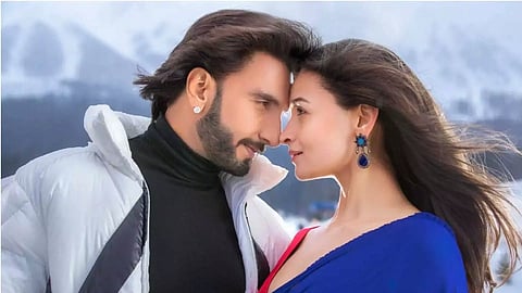 Still from 'Tum Kya Mile' song from 'Rocky aur Ranii Ki Prem Kahaani'&nbsp;