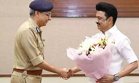 TN DGP Shankar Jiwal with CM Stalin (Daily Thanthi)