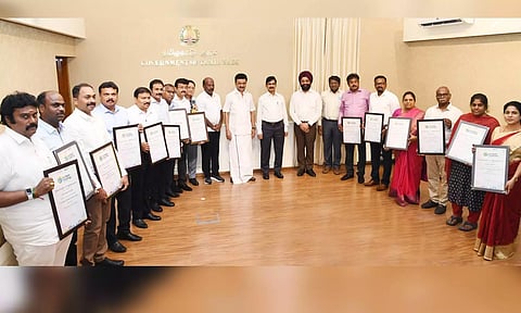 CM MK Stalin congratulates the FSD officials as 13 districts were given appreciation certificates for best performance under the Eat Right Challenge in India. (Twitter/@CMOTamilNadu)