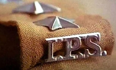 CoP orders Policemen to avoid using mobile phones while on duty