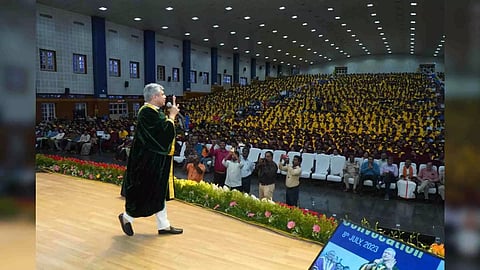 Ashwini Vaishnaw Interacted with talented nation builders at their convocation ceremony. (Twitter/@AshwiniVaishnaw)