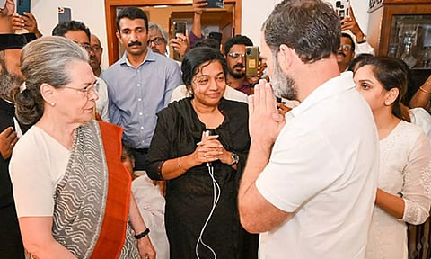 Sonia Gandhi and Rahul Gandhi paid their last respects to Oommen Chandy (ANI)&nbsp;