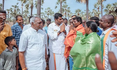 Annamalai meets palm workers &amp; members of minority communities (Twitter)&nbsp;