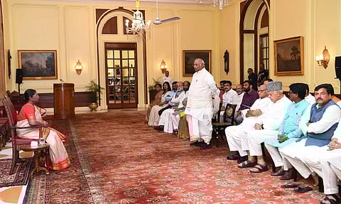 Delegation of INDIA alliance leaders led by Mallikarjun Kharge met President Droupadi Murmu on Wednesday. (Twitter/@rashtrapatibhvn)