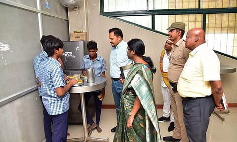 Chengalpattu collector interacting with students eating at Amma unavagam