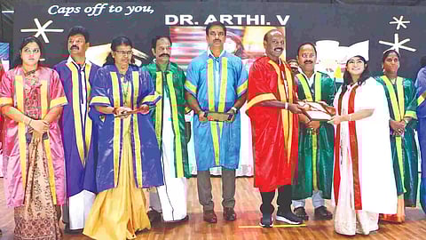 Health Minister Ma Subramanian presenting degrees to Vellore GMCH students during its 13th convocation on Monday