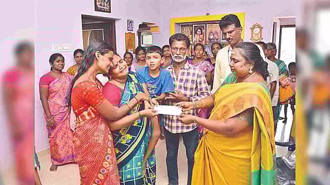 Tirunelveli RDO hands over solatium of Rs 5 lakh from CM’s Public Relief Fund