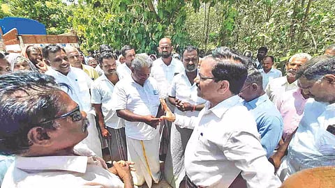 Public arguing with TWAD Board MD in Thanjavur