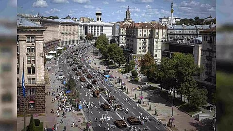People look at a large column of burnt out and captured Russian tanks and infantry carriers which have been on display on the central Khreshchatyk boulevard as Ukrainians mark Independence Day, in Kyiv, Ukraine, Thursday, Aug. 24 2023 (Photo/AP)