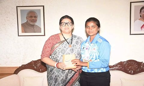 Minister of Women and Child Development Smriti Irani with Indian women's blind cricket team captain Varsha (Photo: ANI)&nbsp;