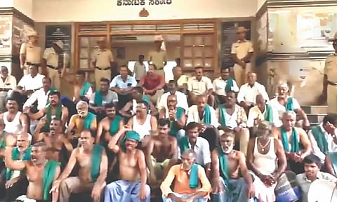 K’taka ryots protest water release to TN
