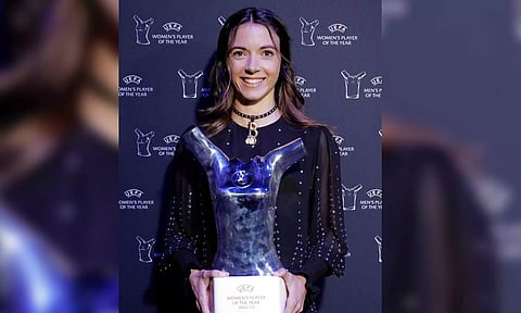 Aitana Bonmati poses with her award