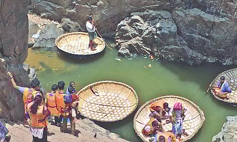Hogenakkal coracle ride