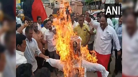 DMK cadrers burn effigy of Paramhans Acharya (Photo/ANI)