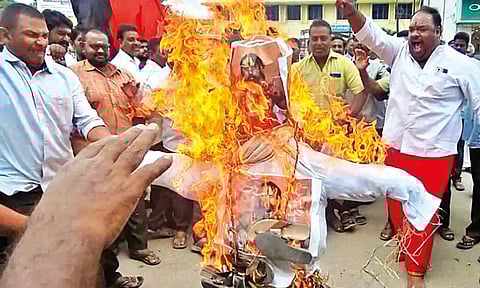 DMK cadre burn effigies of the Ayodhya-based seer for placing Rs 10 cr bounty on Udhayanidhi at Gudiyattam on Tuesday
