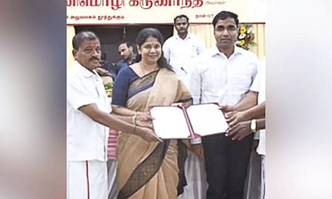 Kanimozhi presenting GI certificate to Authoor Vetrilai Vivasayigal Sangam