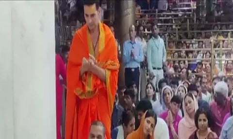 Akshay Kumar and Shikhar Dhawan participated in the Bhasma Aarti (offering with ashes) (Photo:ANI)