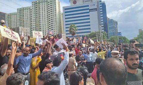 Techie protests in support of Chandrababu Naidu.