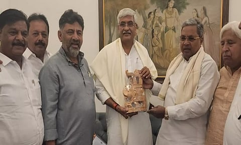 Karnataka CM and Deputy CM with Jal Shakti Minister Gajendra Singh (ANI)&nbsp;