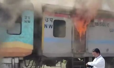 Fire breaks out in Humsafar Express (ANI)