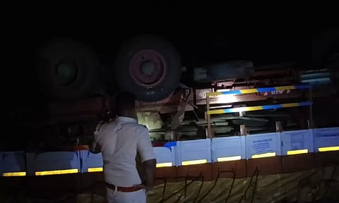 Truck carrying alcohol load topples (File)