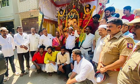 Members of different faiths stand together in the Vinayakar pandal (Twitter - @kavalarvoice)